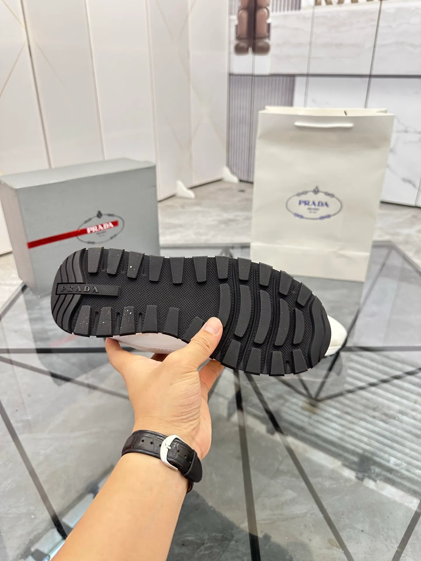 Men's shoes for sale 💰: 💰P600¥ High-end top quality Product trademark: Prada *"Prada*" low-top casual shoes Regular size: 38-45 (can be customized to 46) Product materials: Upper imported glue splicing original material, breathable lining, cowhide foot pads, original outsole. Number: 832